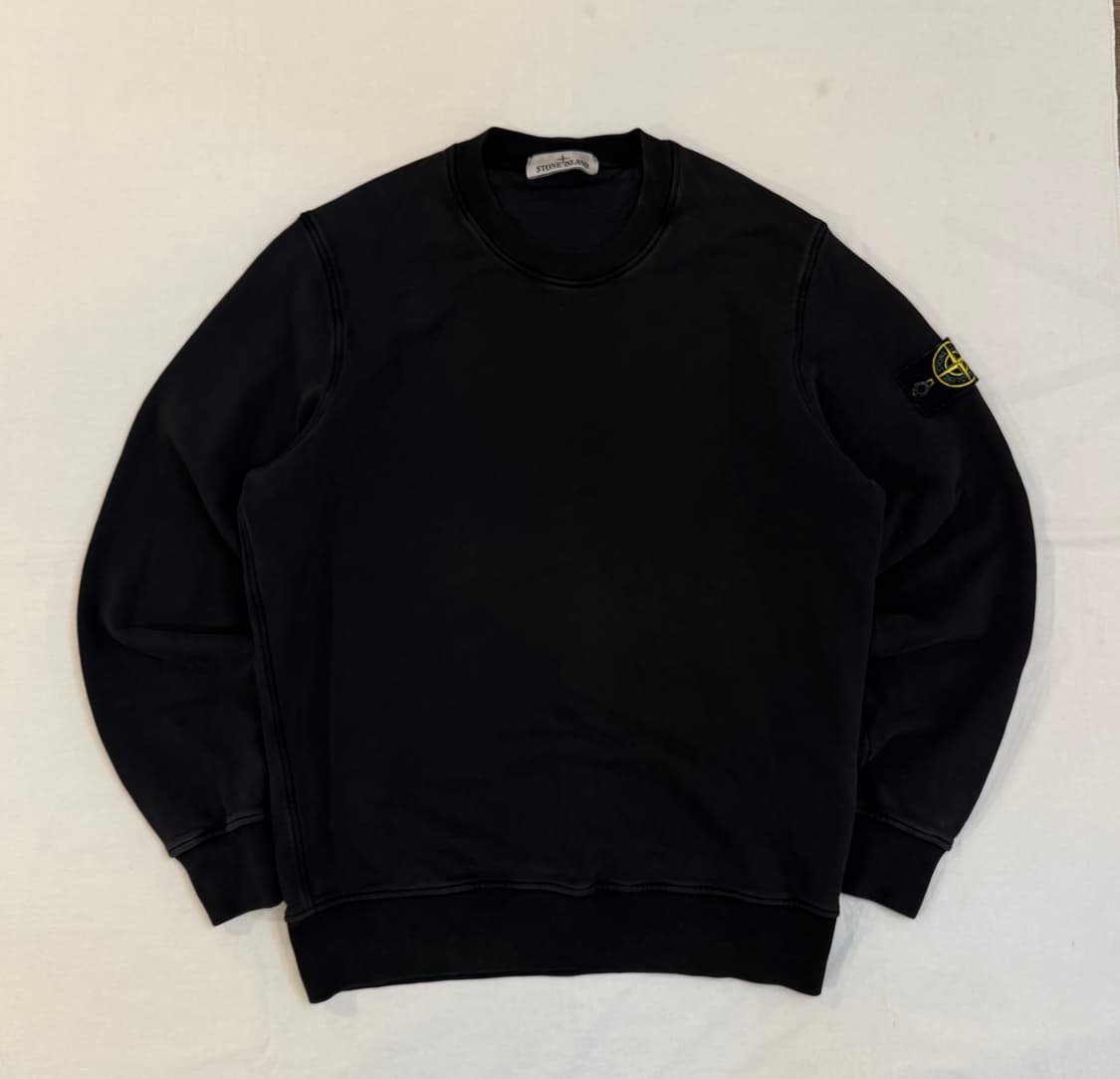 23SS 스톤아일랜드 와펜 맨투맨 블랙 상품이미지1
