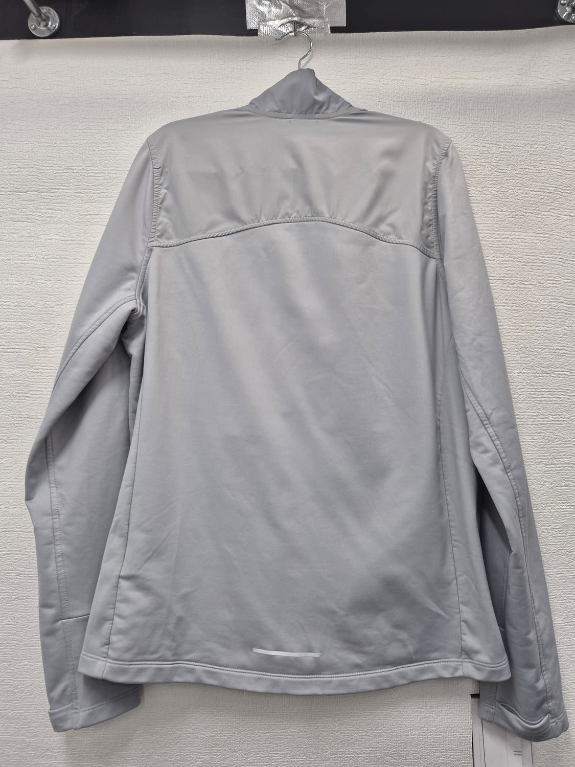 나이키 에센셜 필드 경량 러닝 자켓 그레이 / 100 (정품) 상품이미지4