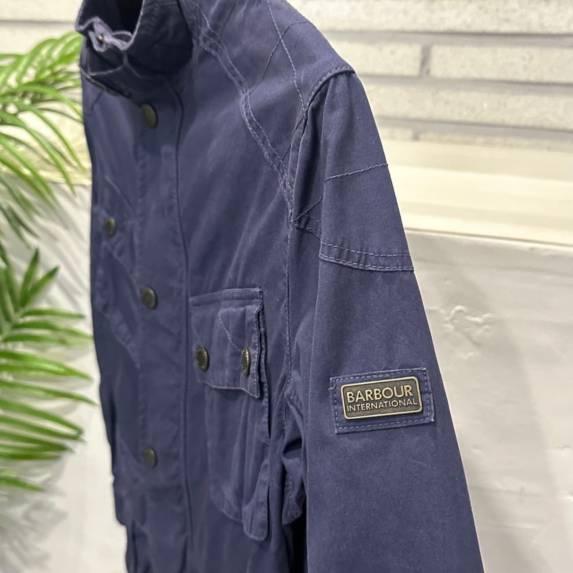 바버 필드 자켓 스탠드 버클 카라 4포켓 소매 로고 디테일 블루 상품이미지7