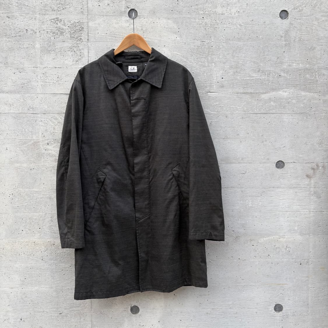 씨피컴퍼니 글로시 다크 올리브 맥코트 상품이미지1