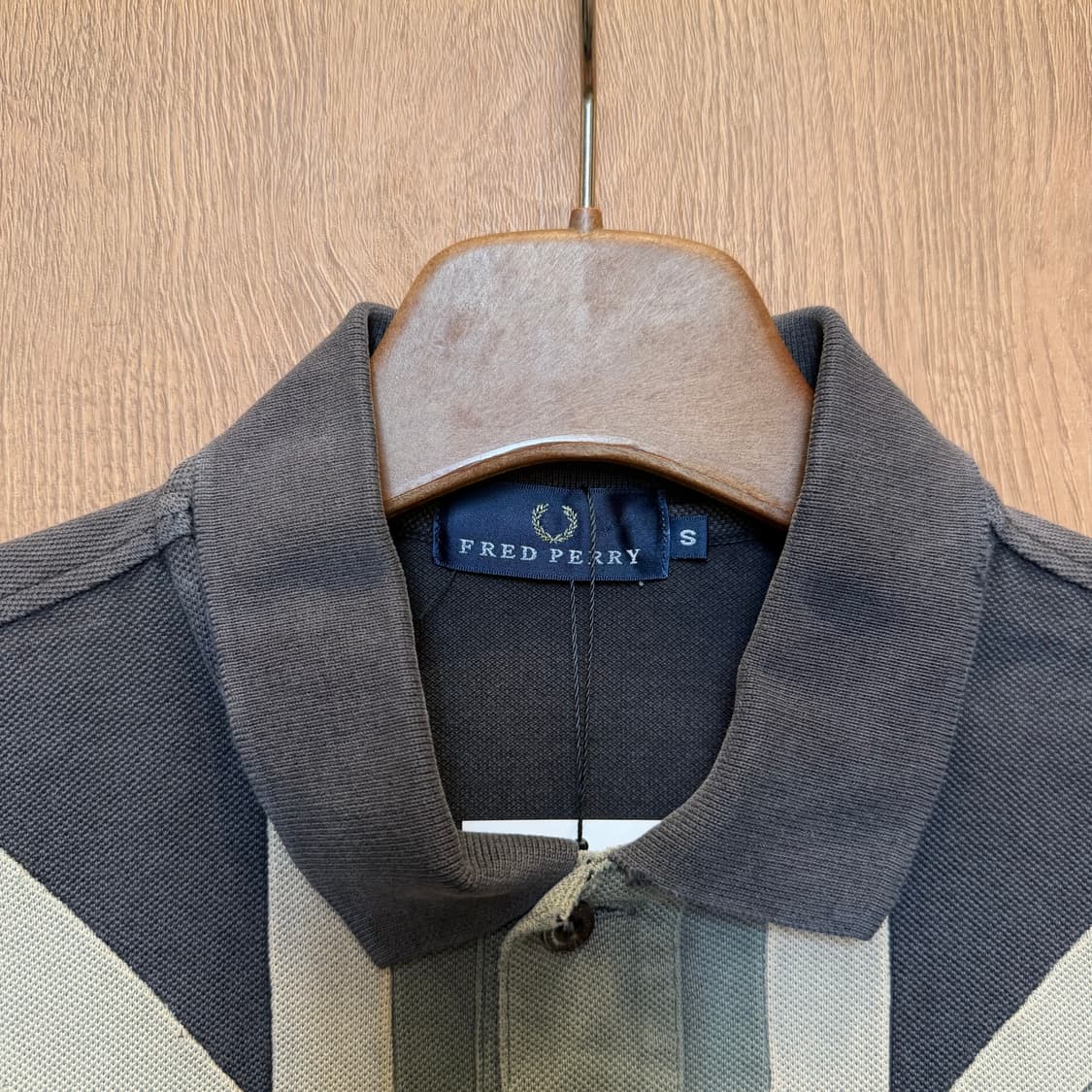 프레드 페리 카라 반팔 티셔츠 유니언잭 패턴 자수 로고 디테일 차콜 상품이미지5