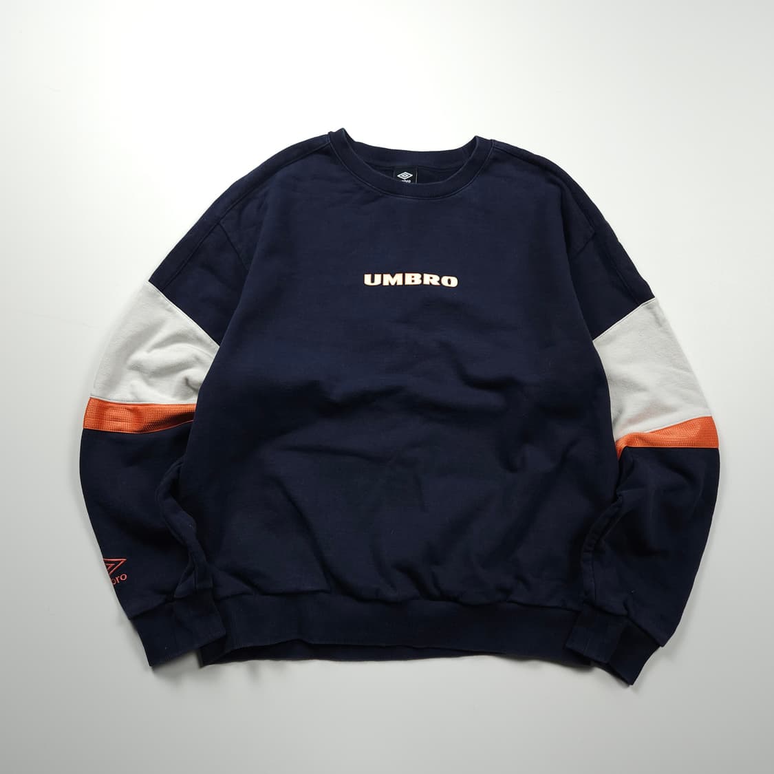 엄브로 센터로고 배색 디테일 맨투맨 (95) 상품이미지1