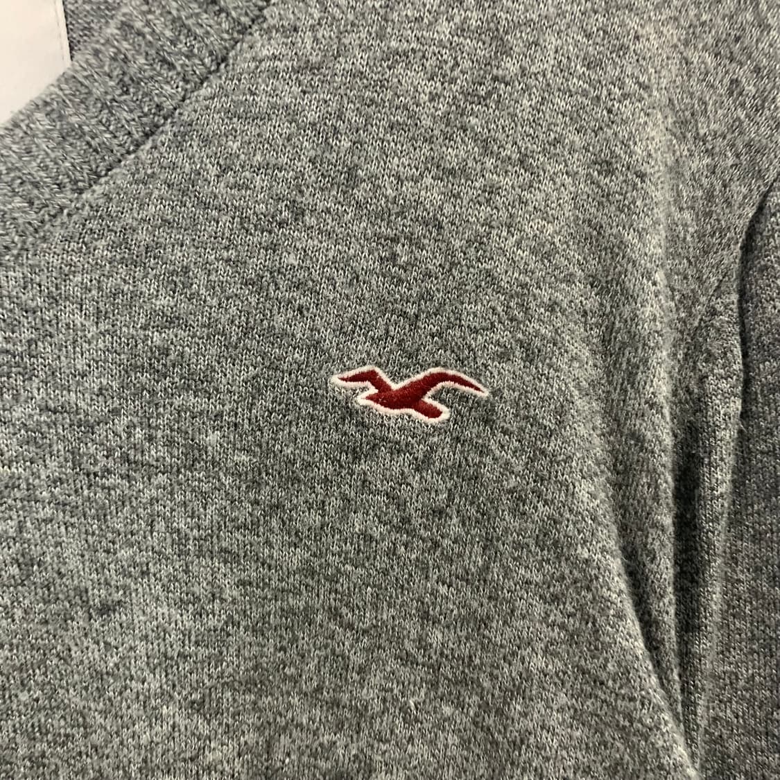 홀리스터 자수로고 그레이 브이넥 니트 상품이미지3