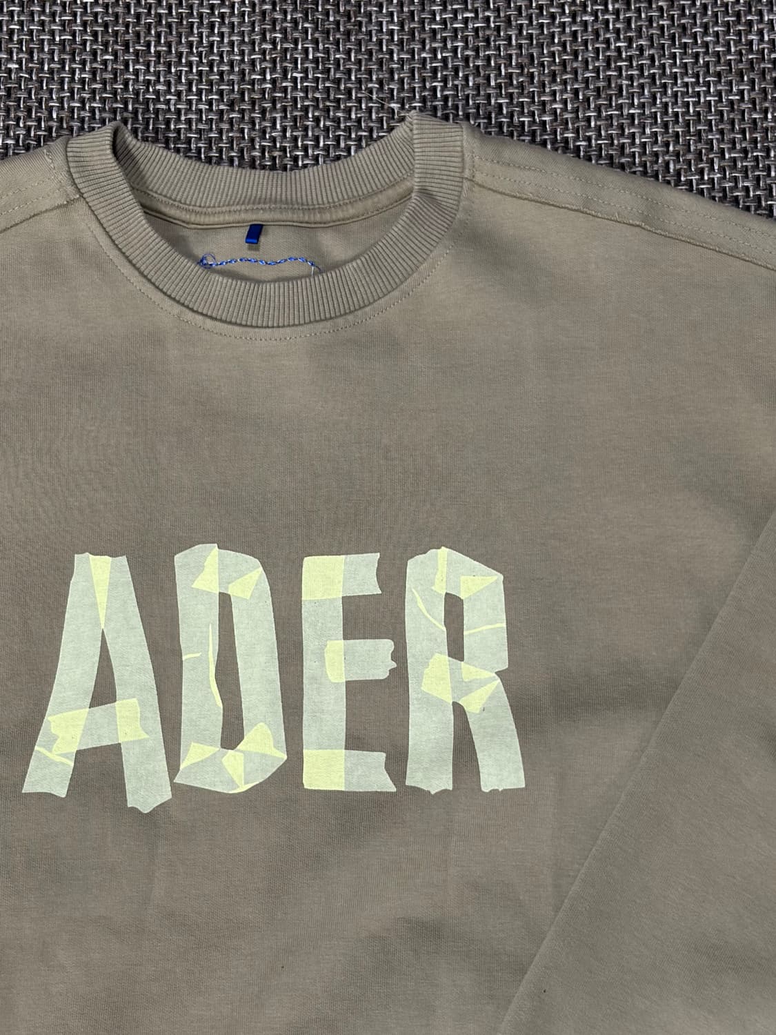 아더에러 테이프 로고 마스크 맨투맨 상품이미지3