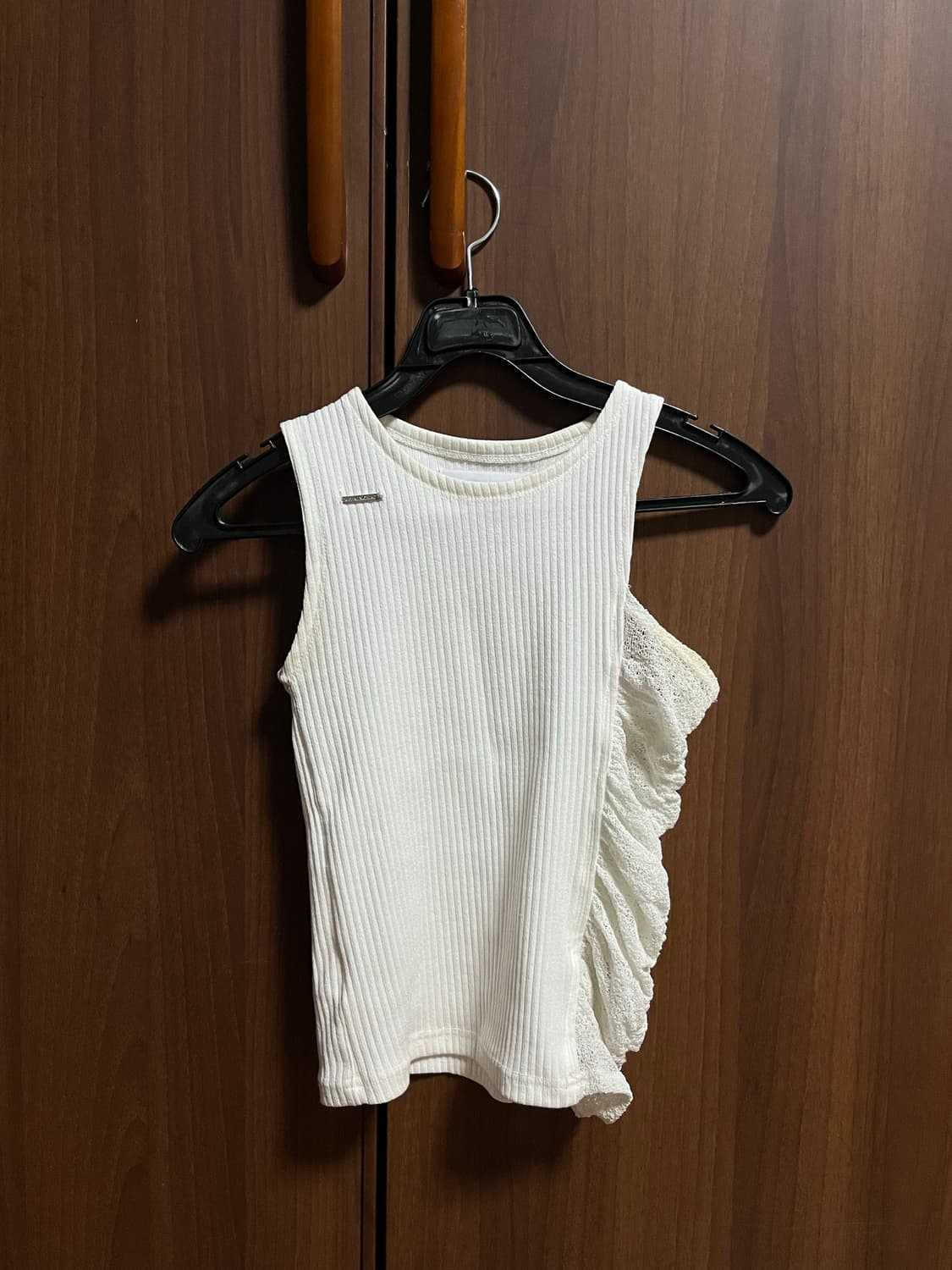 트리밍버드 언밸런스 셔링 슬리브리스 상품이미지2