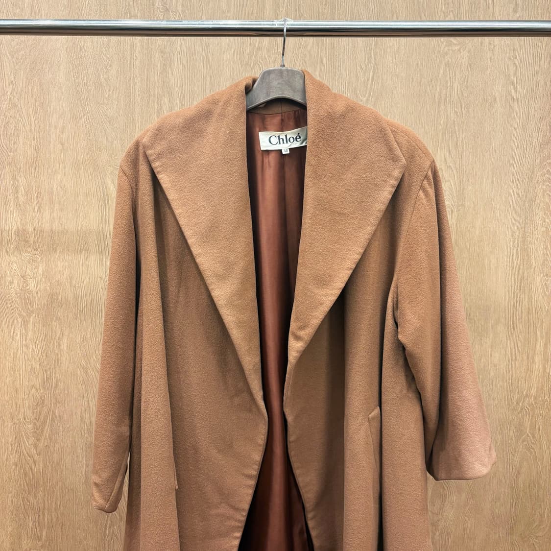 끌로에 오버핏 을 코트 드레이프 실루엣 와이드 카라 포켓 디테일 브라운 상품이미지4