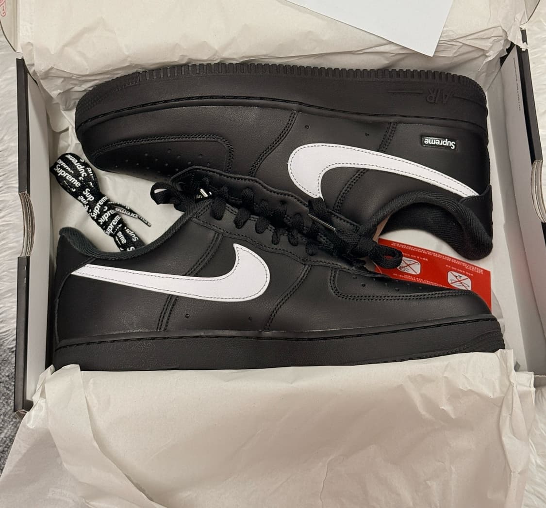 (275) 나이키 x 슈프림 에어 포스 1 로우 블랙 검흰 상품이미지2