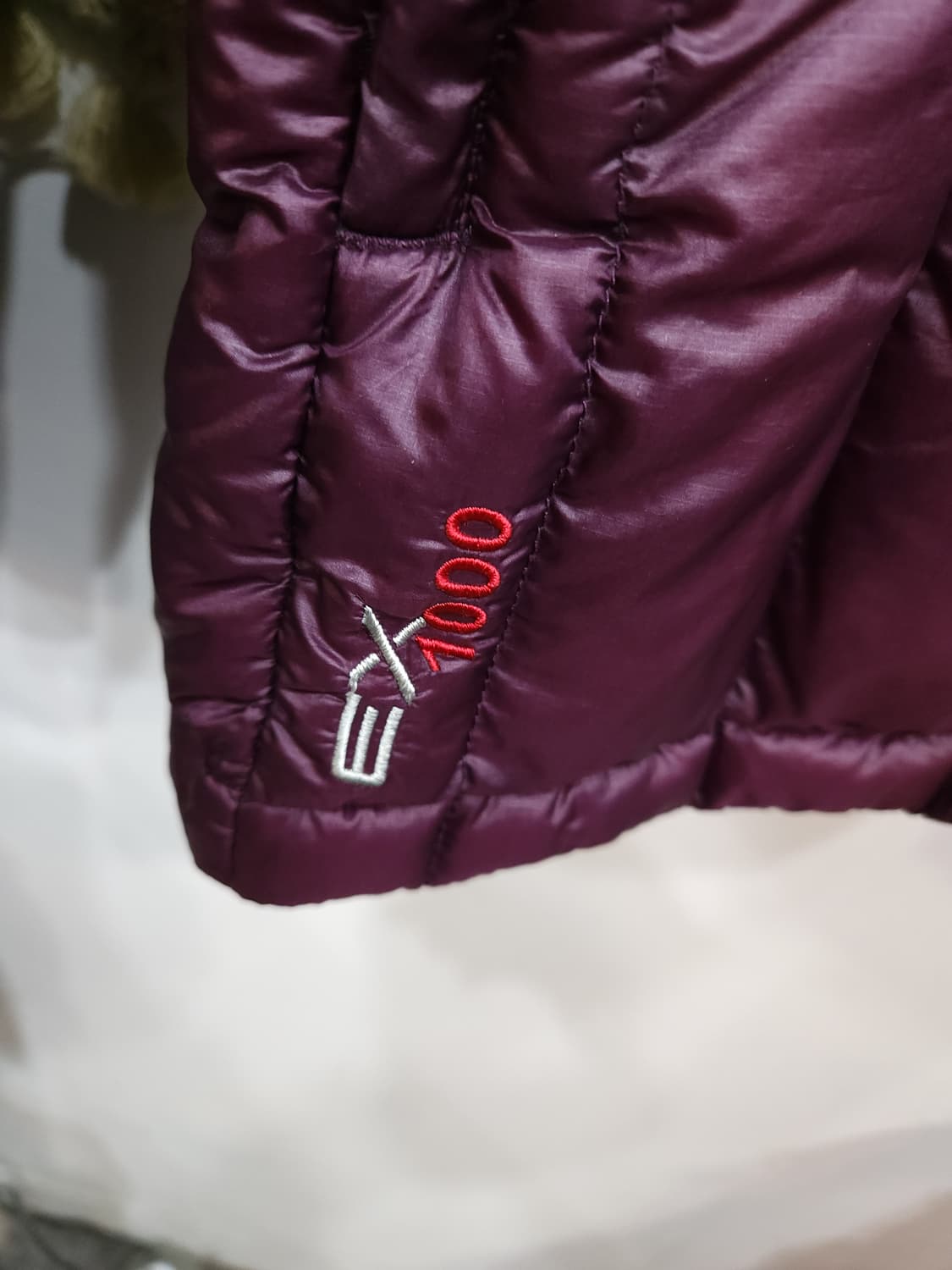 몽벨 1000필 구스 경량 패딩 점퍼
​
 상품이미지4