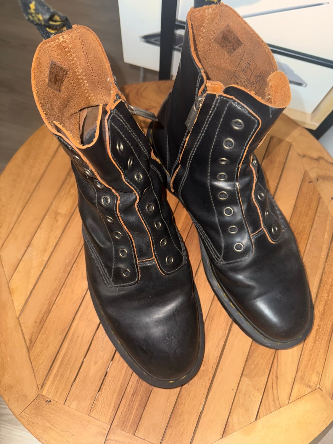 닥터마틴 8홀 부츠 팝니다 상품이미지1