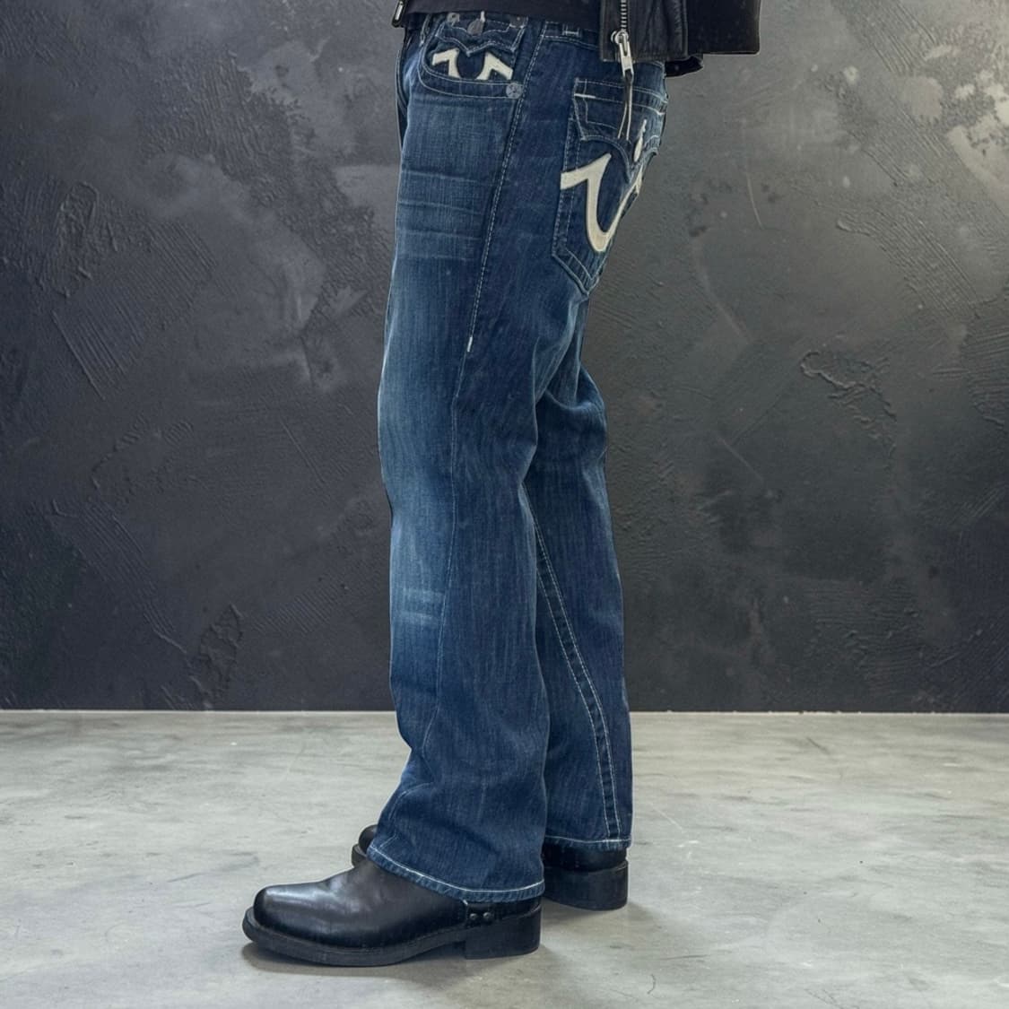 트루릴리전 조이 가죽 빅로고 플레어 부츠컷 데님팬츠 상품이미지2