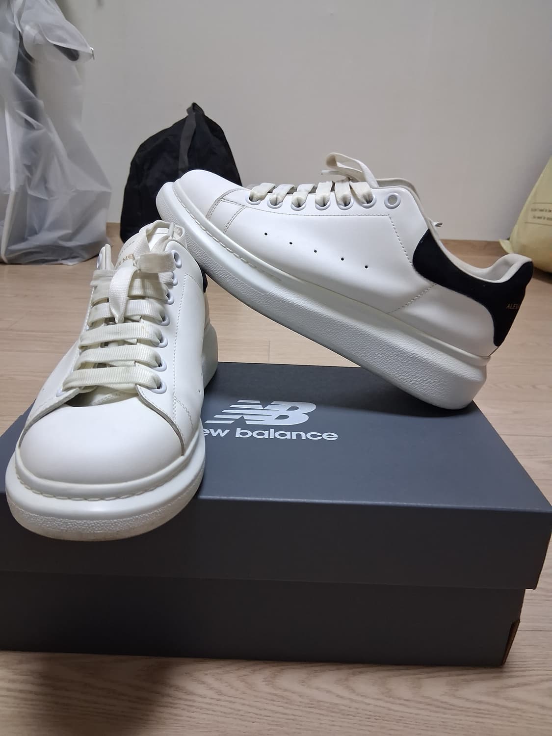 알렉산더맥퀸 오버솔 스니커즈 42(270) 상품이미지1