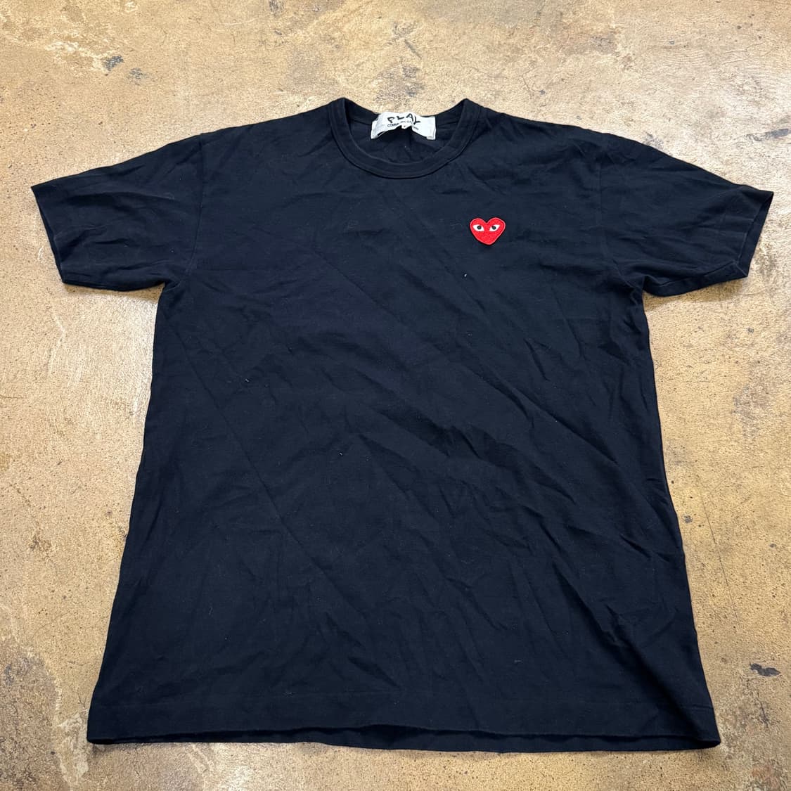 꼼데가르송 블랙 레드 와펜 반팔 티 상품이미지2