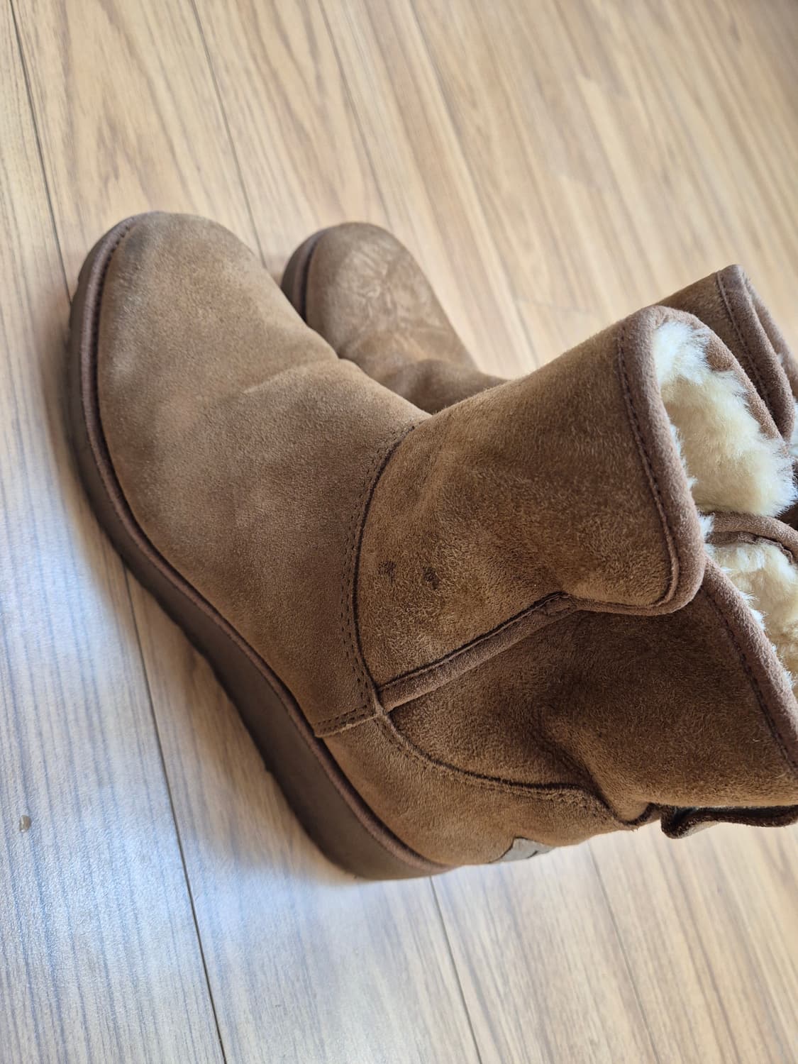 어그 브라운 부츠 245mm입니다. 
부츠 안쪽에 털이 있어서 따뜻하게  상품이미지3