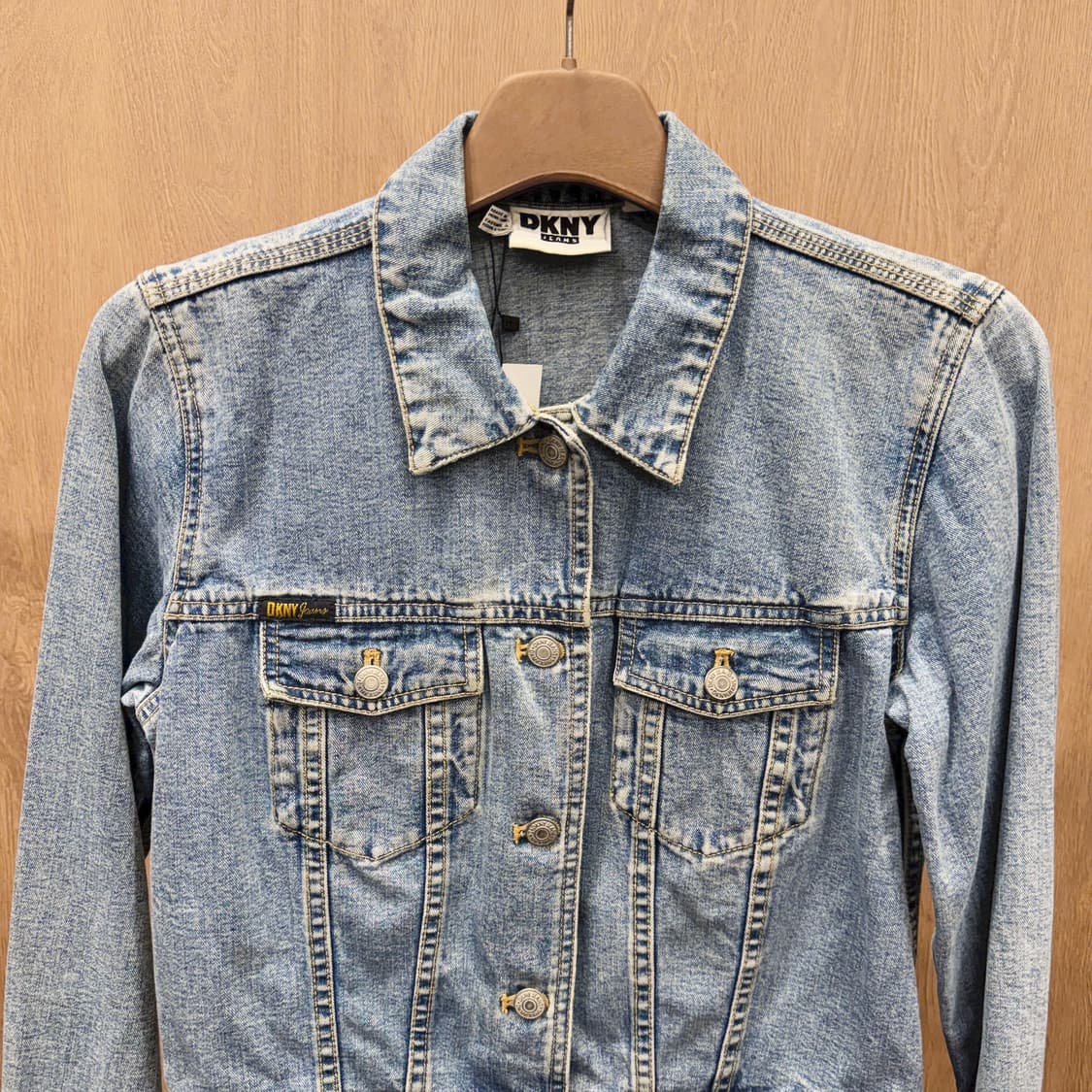 도나카란 뉴욕 코튼 크롭 데님 자켓 실버 버튼 스티치 디테일 연청 상품이미지4