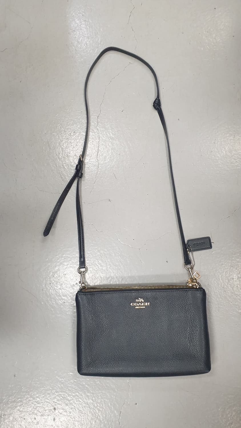 코치 블랙 가죽 크로스백 상품이미지1