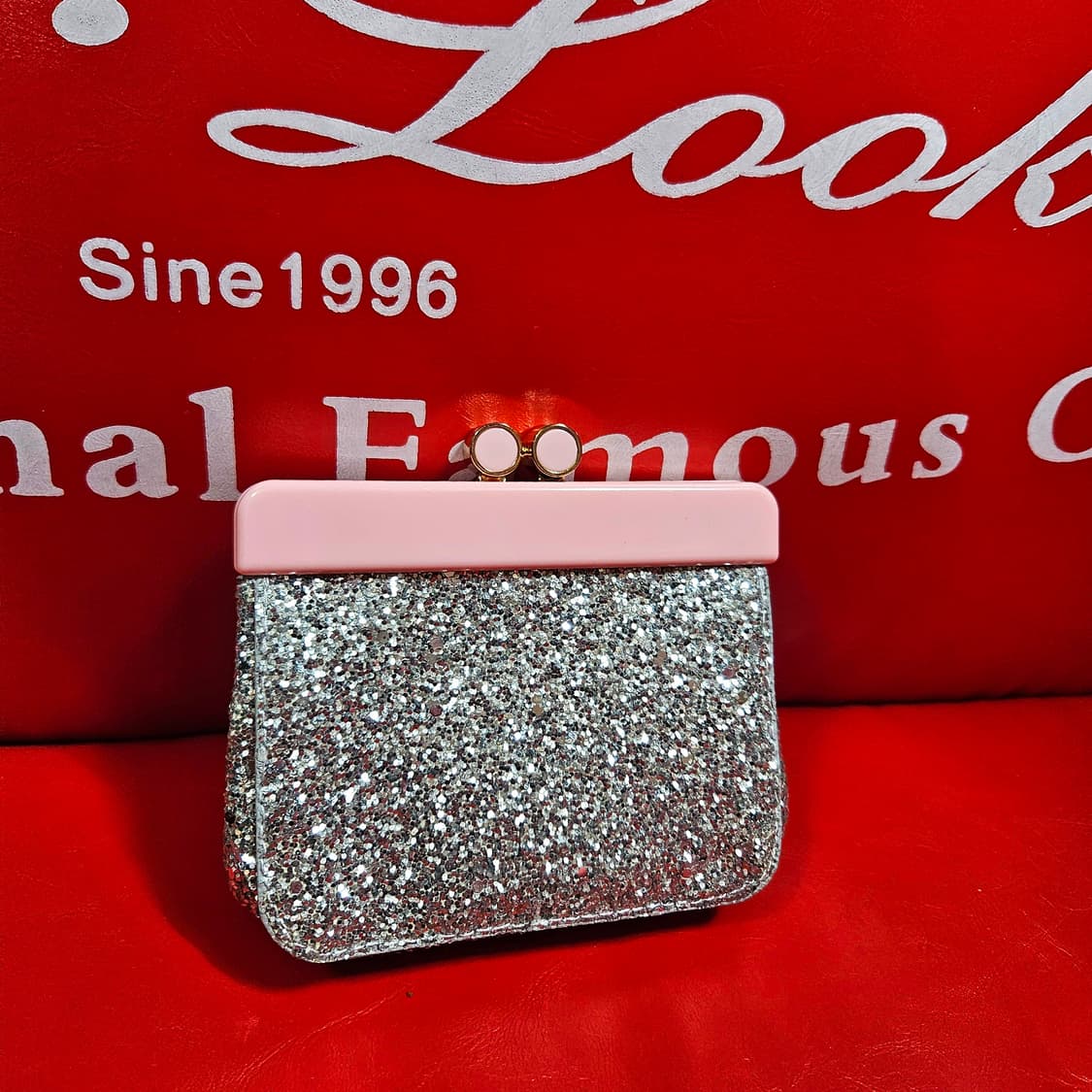 미우미우(MiuMiu) 글리터 키스락 파우치 지갑 상품이미지4