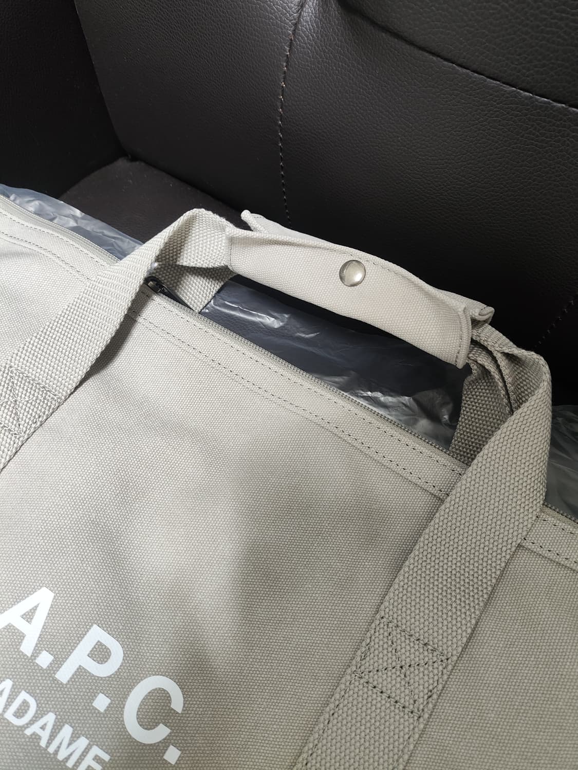 (새상품)APC 아페쎄 정품 레쿠퍼레이션 짐백 신상 샌드 상품이미지4