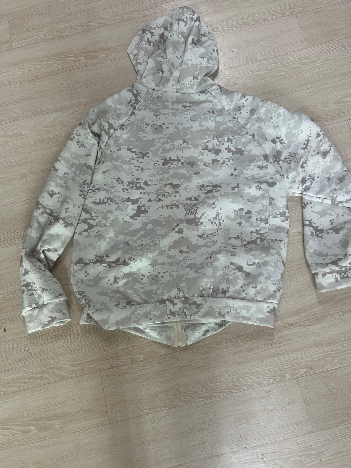 화이트 카모후드집업 s사이즈 판매합니다 상품이미지2