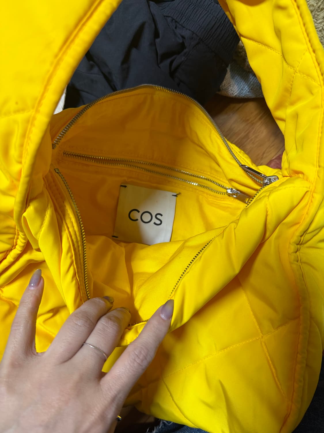 COS 퀄팅백 노랑 상품이미지1