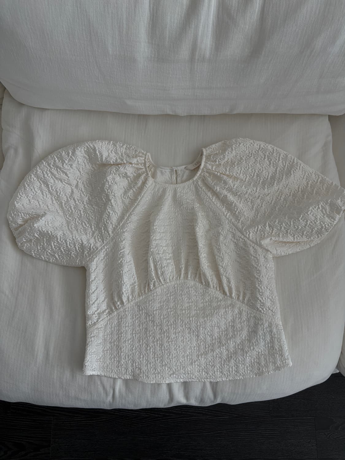 Orr 오르 엠보 셔링 블라우스 (블랙/아이보리) 상품이미지8