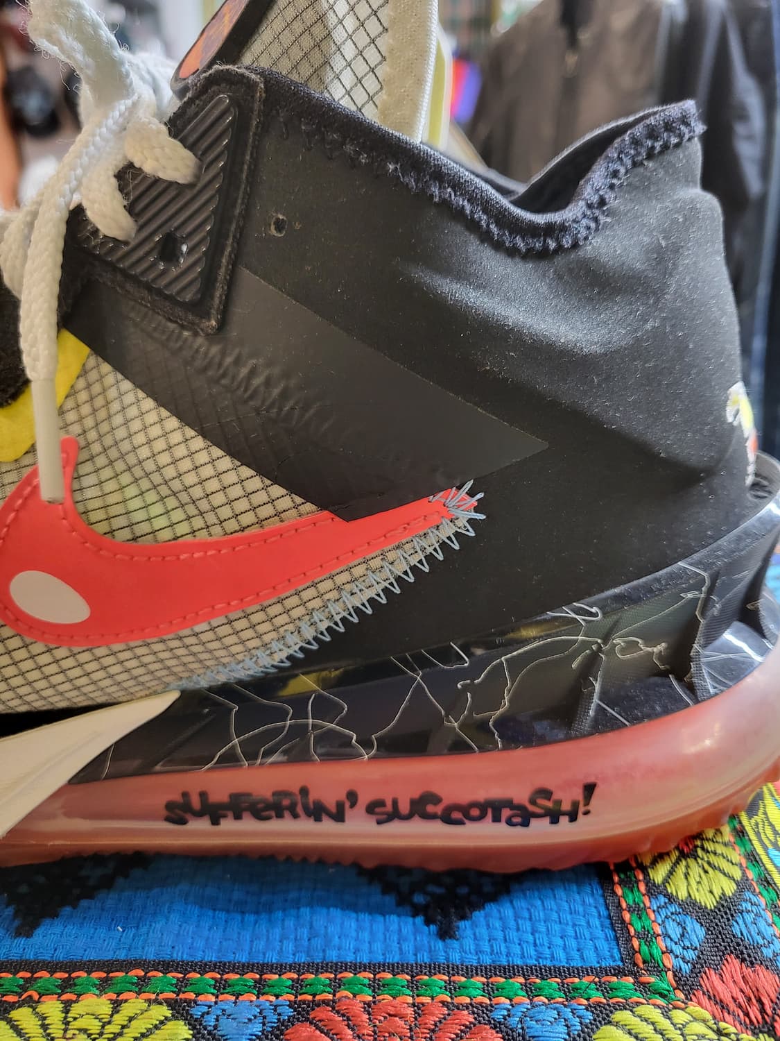 나이키 르브론 18로우 실베스터vs트위터 상품이미지2