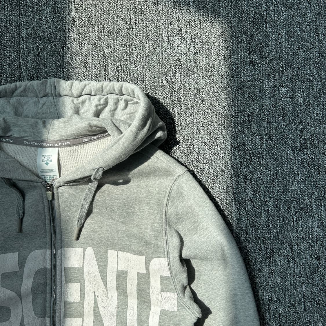 데상트 그레이 크롭 레터링 후드집업 상품이미지2