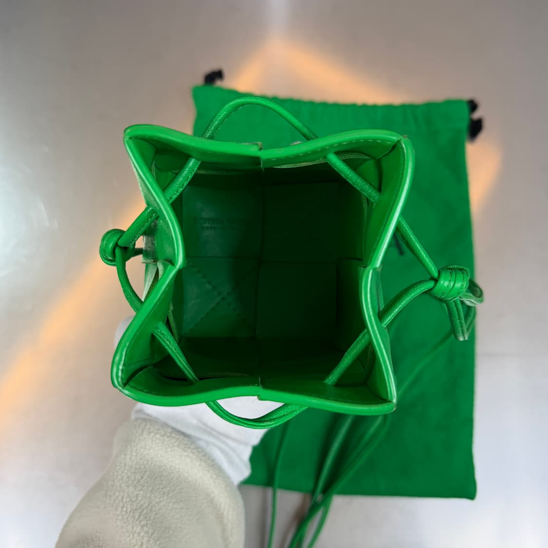 [리오브전포점] 보테가베네타 미니레더 카세트 패러킷 버킷백 상품이미지4