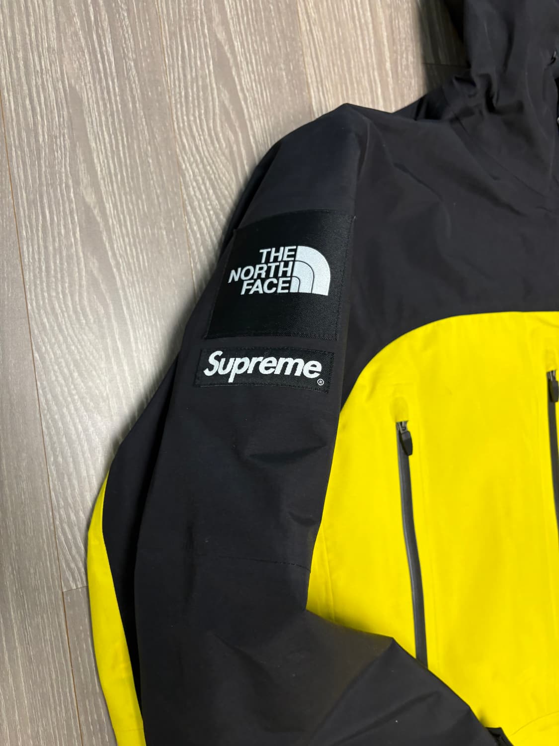 슈프림 x 노스페이스 테입드 심 쉘 자켓 옐로우 - 22FW 상품이미지2