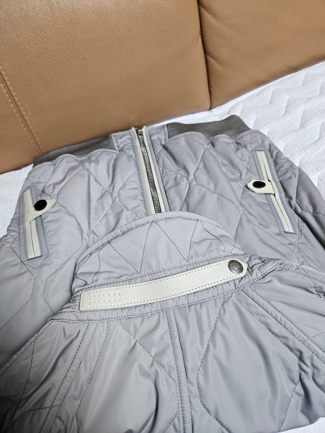 톰포드 퀼티드 패디드 봄버 자켓 그레이 상품이미지5