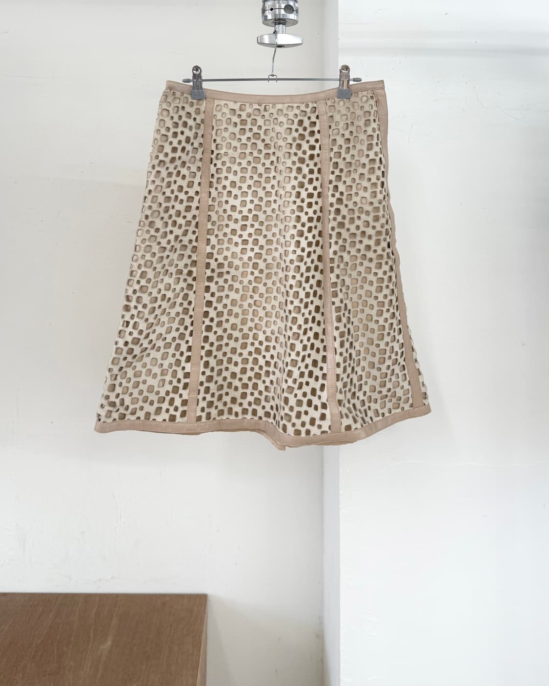 살바토레 페라가모 베이지 레이저컷 스커트 상품이미지1