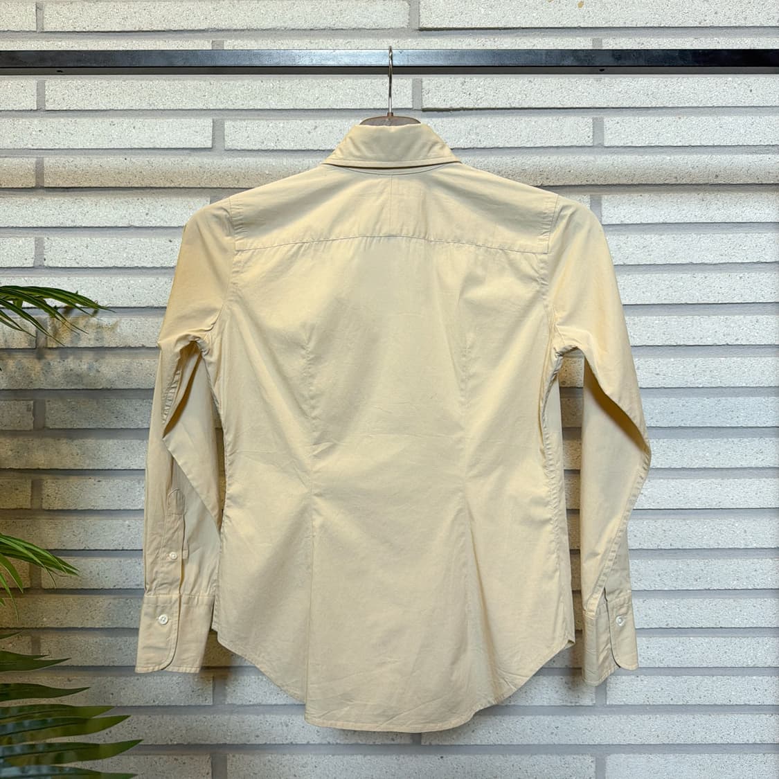 랄프로렌 베이직 코튼 셔츠 백 다트 소매자수 디테일 슬림핏 옐로우 상품이미지4