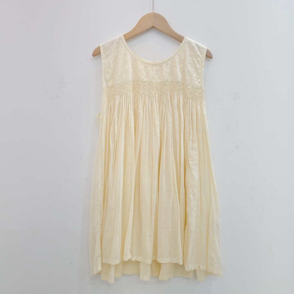 아이보리 레이온 스모크 자수 슬리브리스 블라우스 상품이미지1