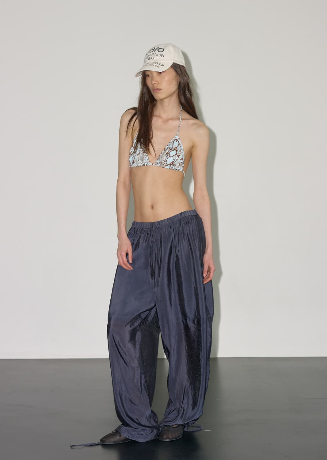 SEO SHEER GLOSSY SIDE-TRIM PANTS COAL 상품이미지1