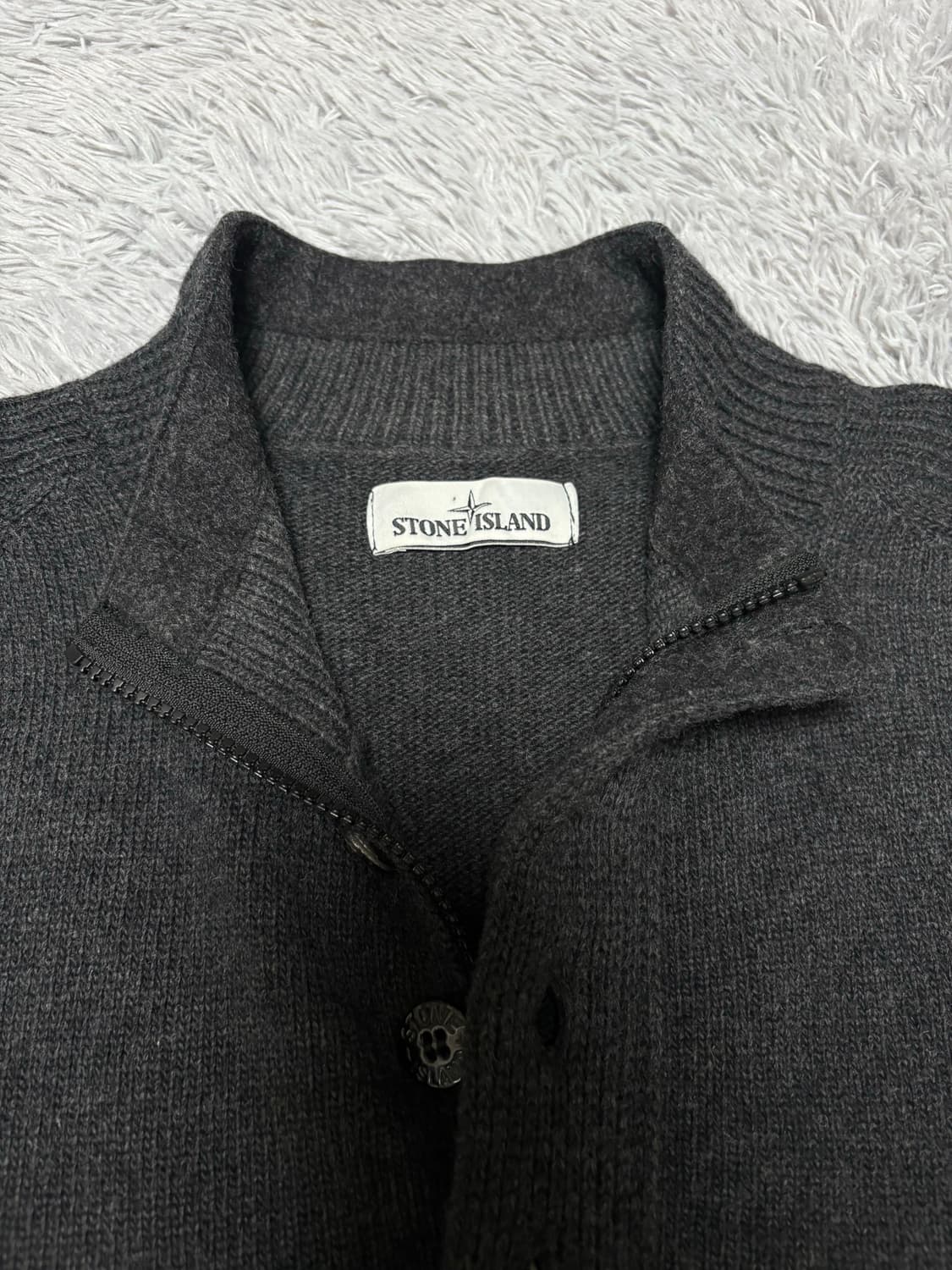 [새상품급] 스톤아일랜드 버튼 반집업 니트 상품이미지3