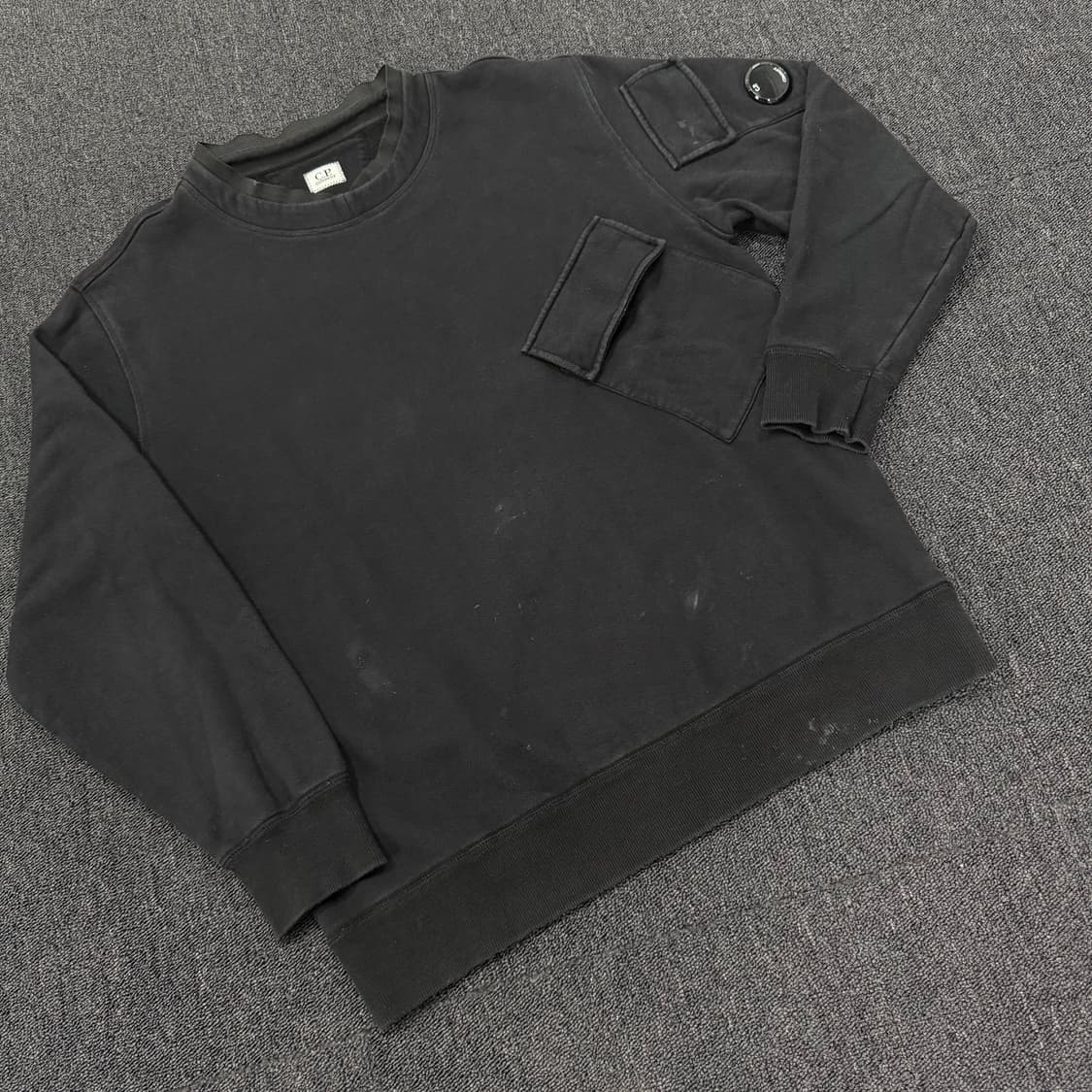 CP컴퍼니 포켓 디테일 렌즈와펜 맨투맨  상품이미지3