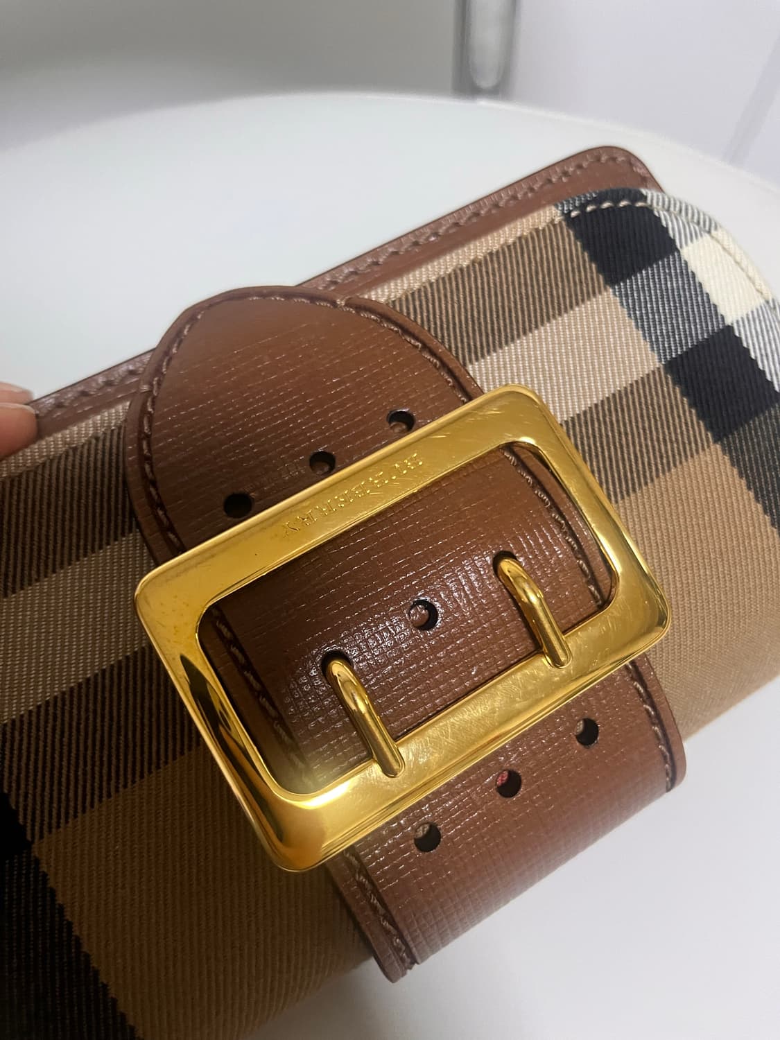 버버리 버클 크로스백 상품이미지3