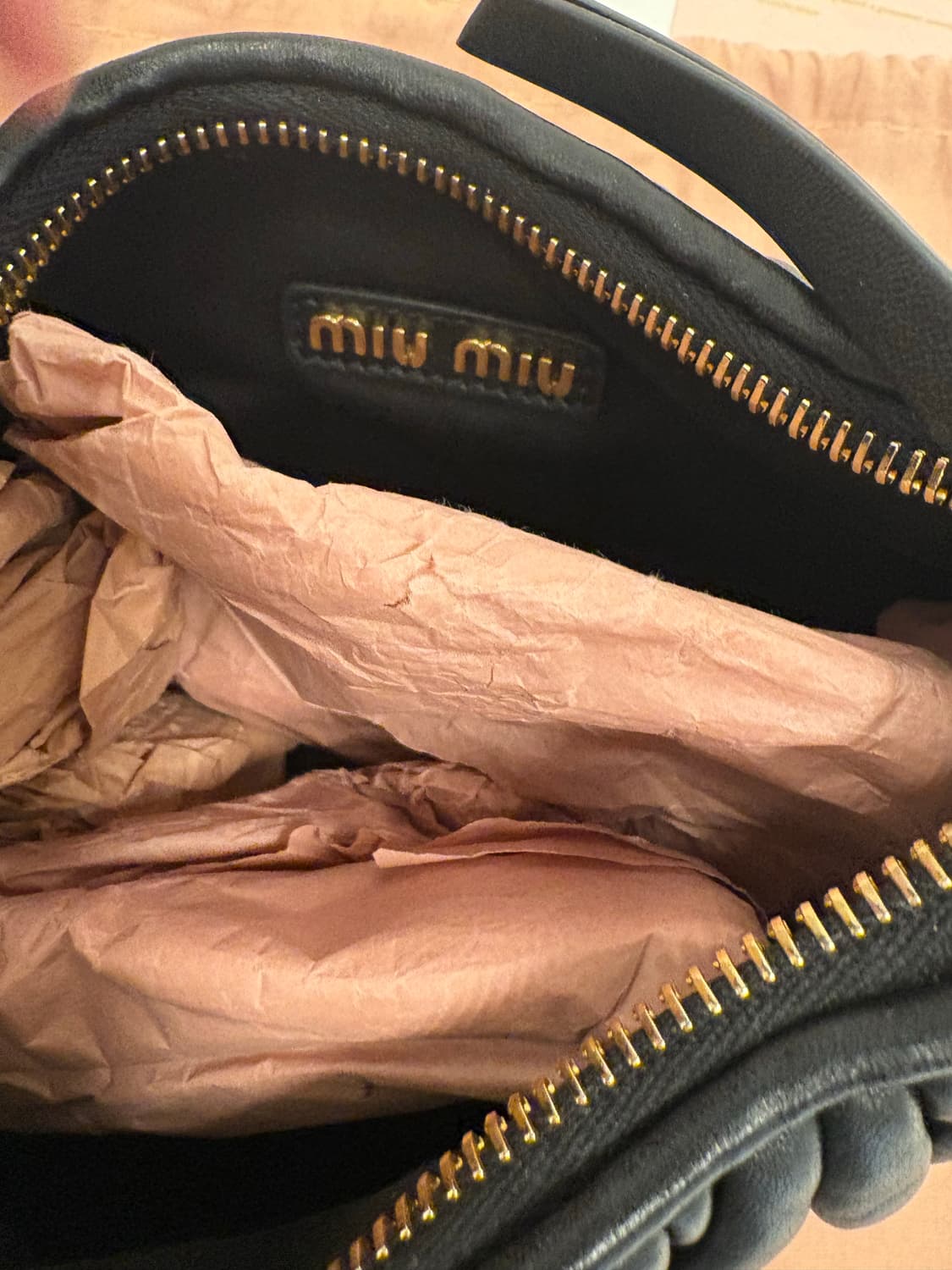 미우미우 완더 스몰 레더 호보백 상품이미지3