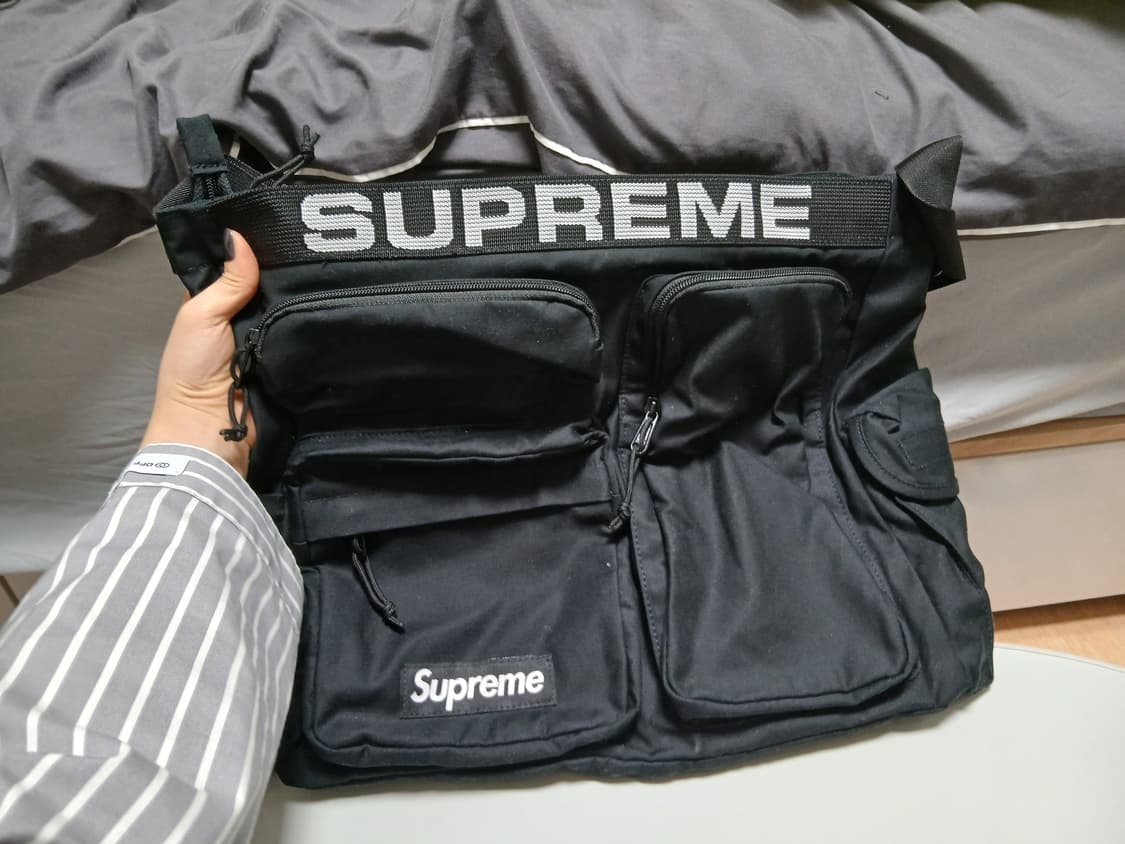 슈프림 필드 메신저백 23ss 판매합니다 상품이미지1