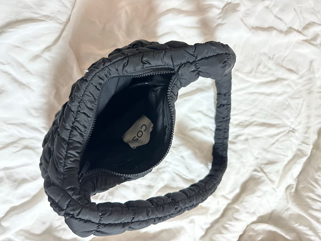 COS 코스 퀼티드 메신저백 블랙 상품이미지3