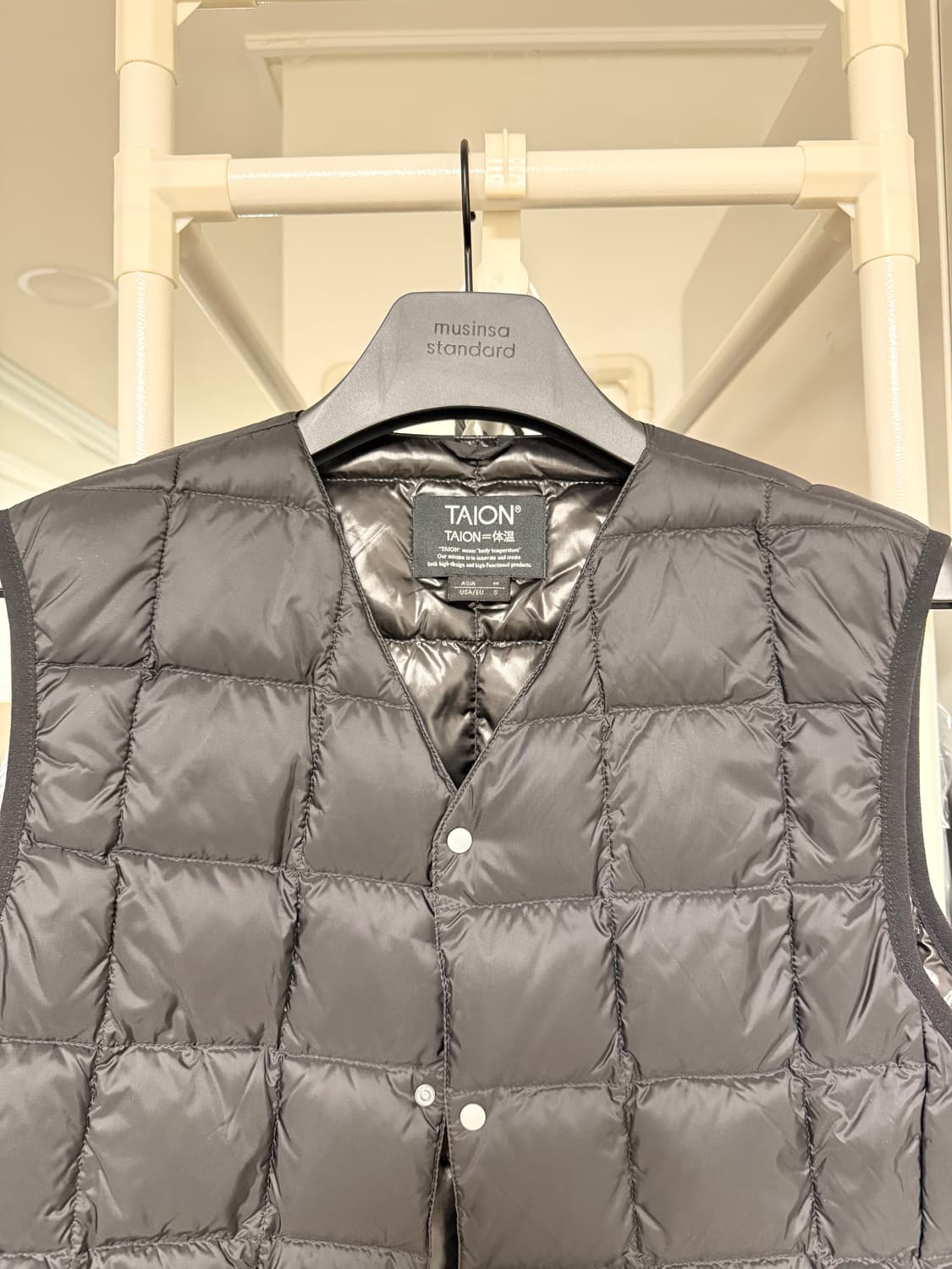 [TAION] V NECK 버튼다운 경량패딩 조끼 Black 상품이미지1