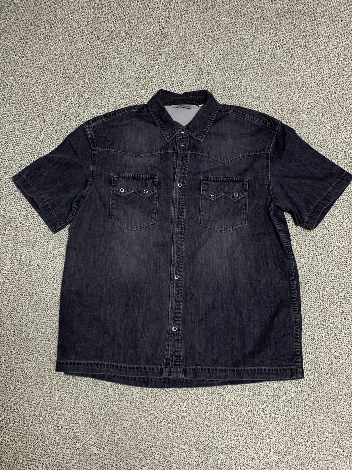 유니폼브릿지 블랙 데님 반팔 셔츠 상품이미지1