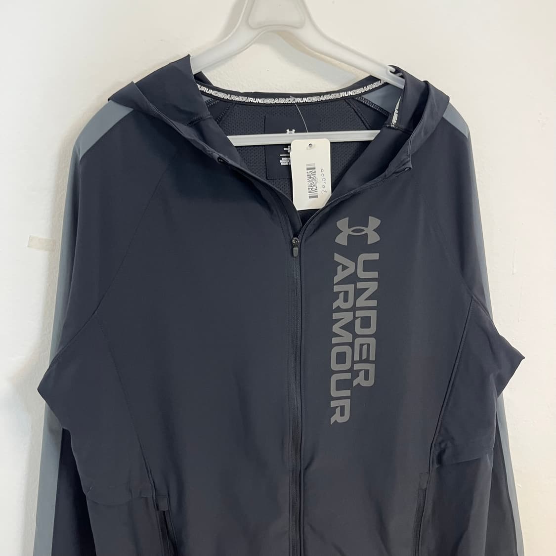 Under Armour running windbreaker 상품이미지5
