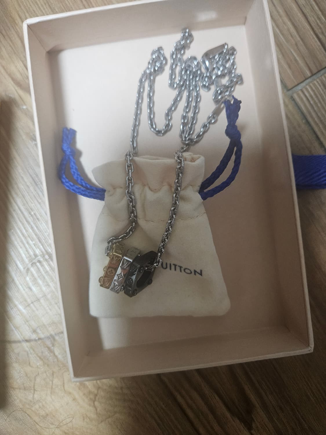 루이비통 모노그램 볼드 목걸이 판매합니다. 상품이미지1