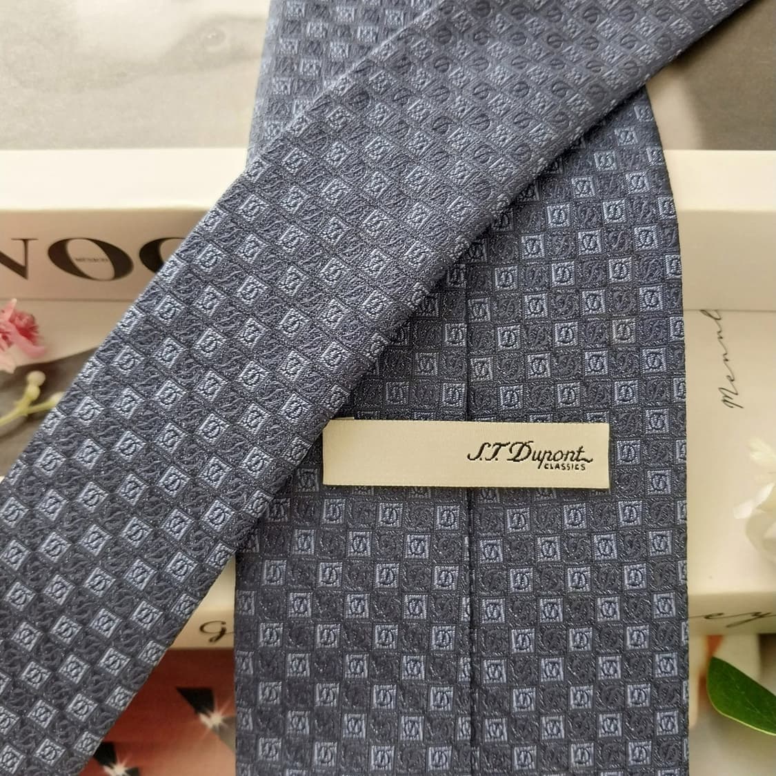 듀퐁 실크 네이비 로고 패턴 넥타이 8.7cm A+등급 K2169
 상품이미지6