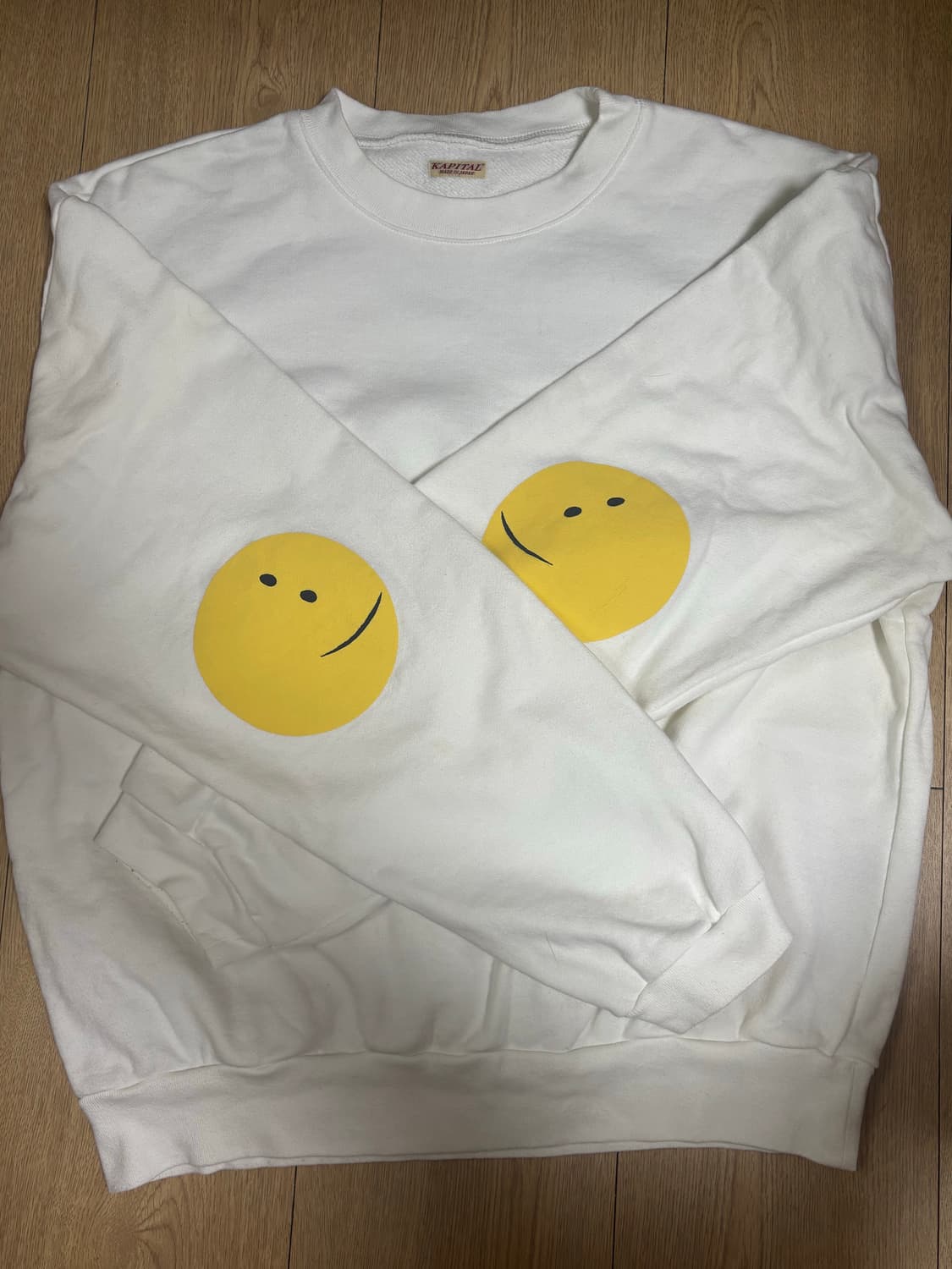 캐피탈 스마일 패치 스웻 상품이미지2