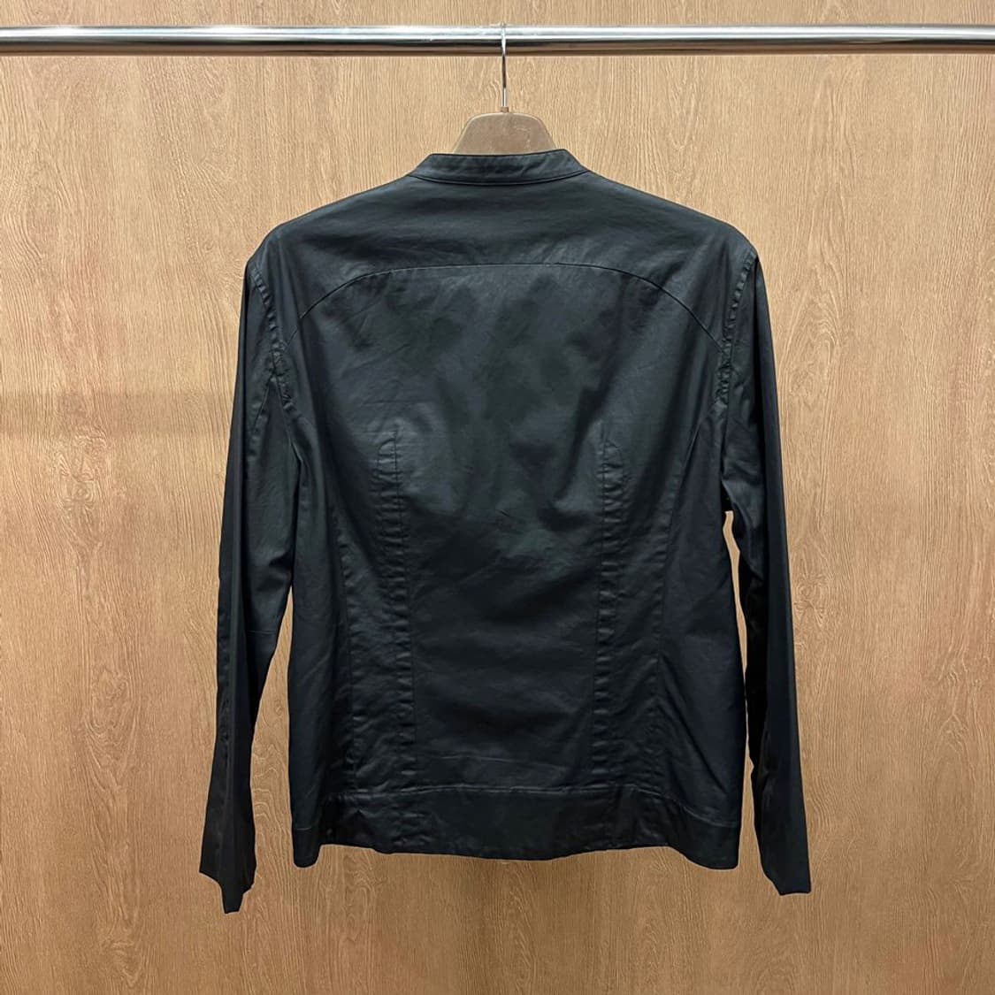 아르마니 익스체인지 자켓 로우 스탠드 카라 스냅 버튼 디테일 블랙 상품이미지3