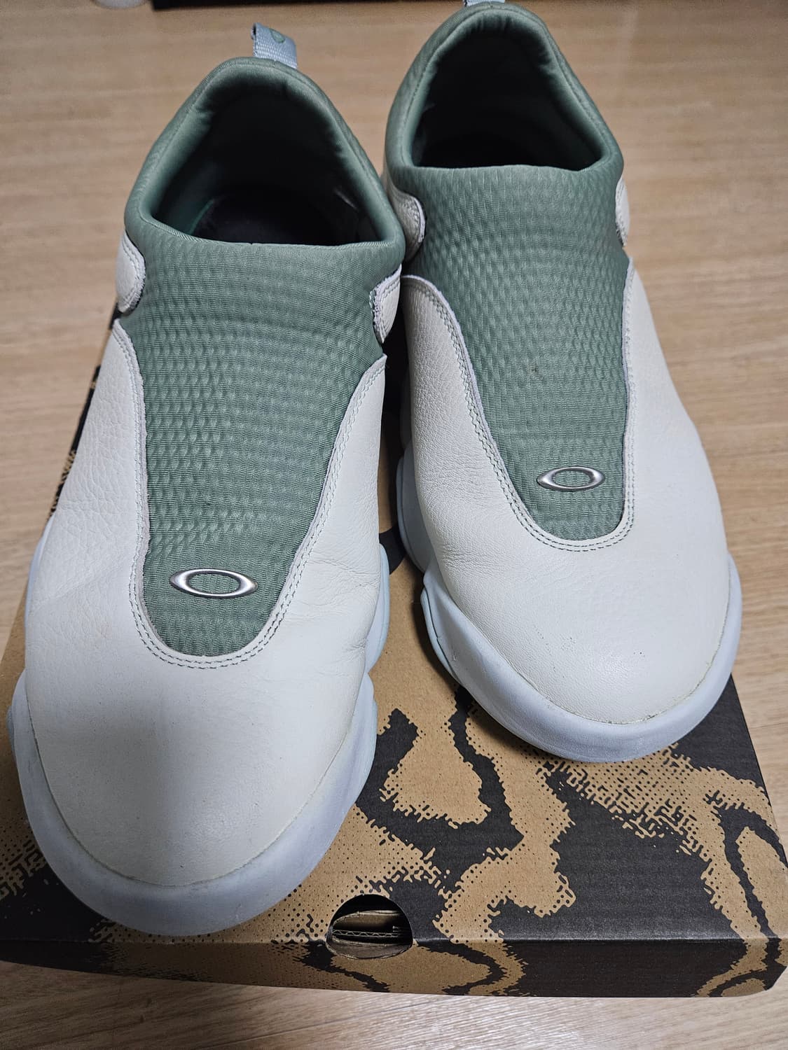 오클리 팩토리 팀 x 브레인 데드 스웨이드 플래시 릴리 패드 화이트 상품이미지3