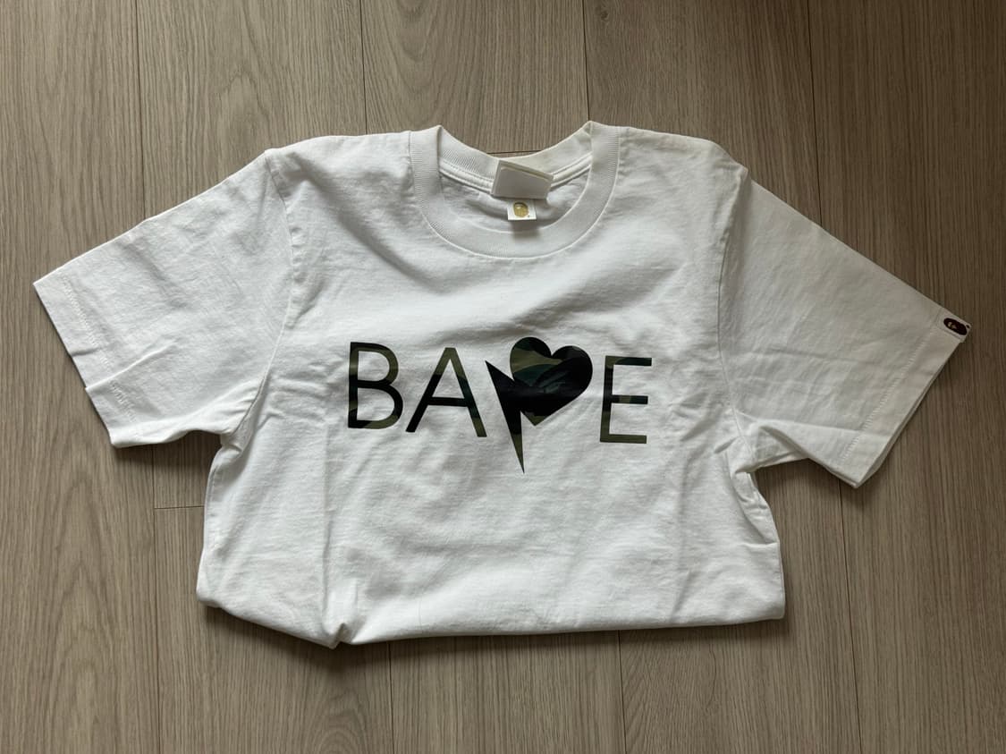 베이프 퍼스트 카모 하트 베이프 로고 티셔츠 화이트 상품이미지2