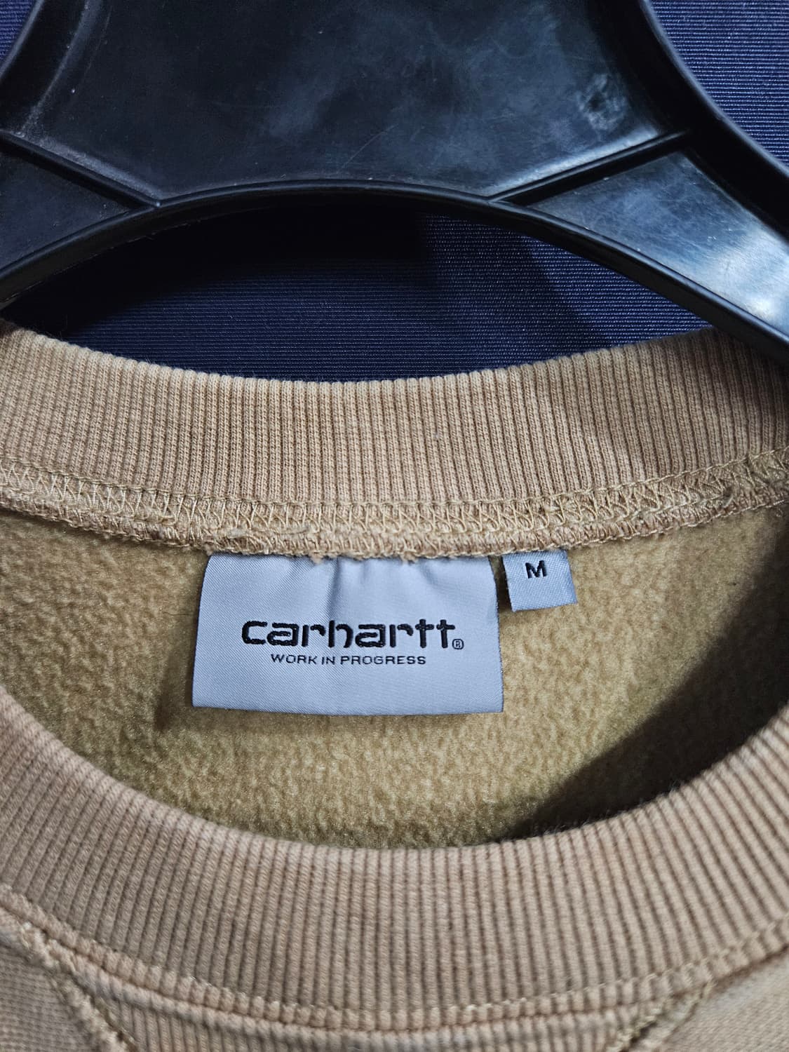 칼하트 자수로고 베이지 남성 세미오버핏 95 기모 맨투맨  상품이미지3