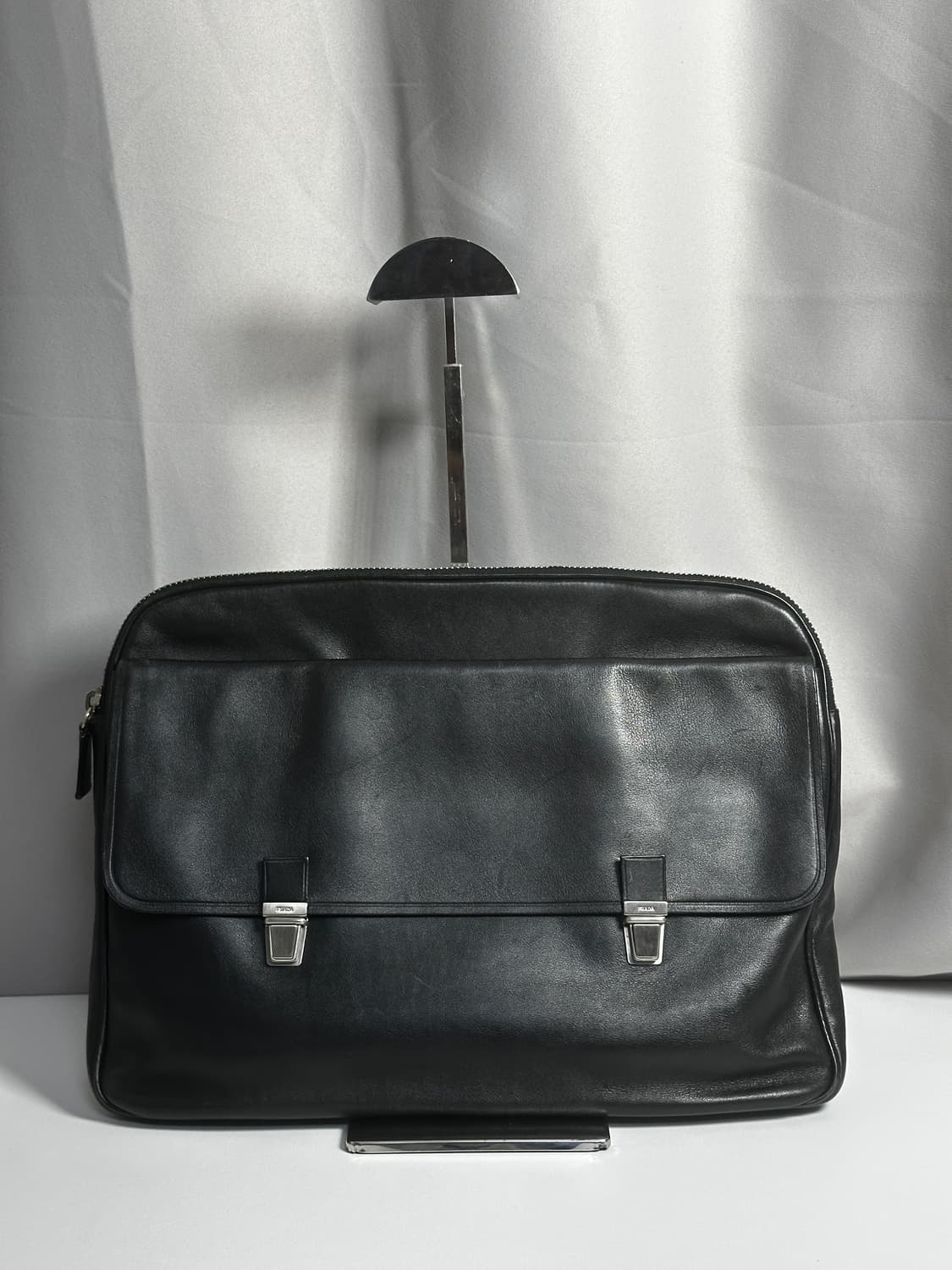 프라다 블랙 카프스킨 슬라이드 핸들 브리프케이스 상품이미지7